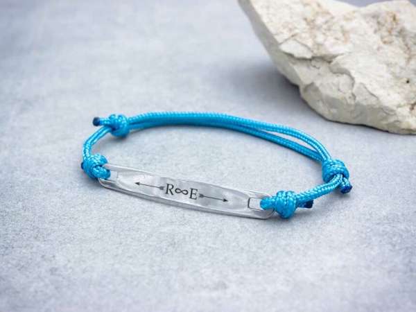 Egyetlen egyedi lapbetétes kék microcord karkötő