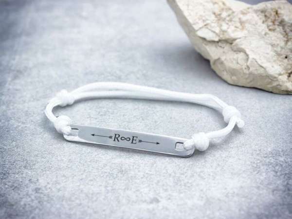 Egyetlen egyedi lapbetétes fehér microcord karkötő