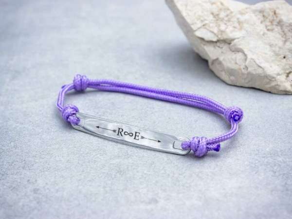 Egyetlen egyedi lapbetétes lila microcord karkötő