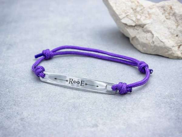 Egyetlen egyedi lapbetétes sötétlila microcord karkötő