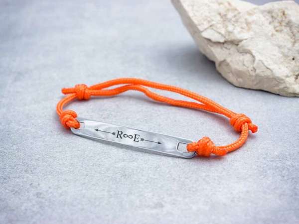 Egyetlen egyedi lapbetétes narancssárga microcord karkötő