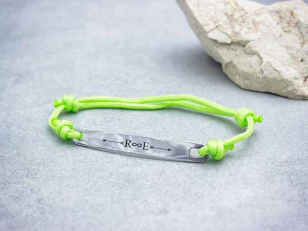 Egyetlen egyedi lapbetétes zöld microcord karkötő