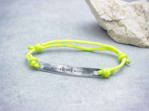 Egyetlen egyedi lapbetétes zöld mintás microcord karkötő