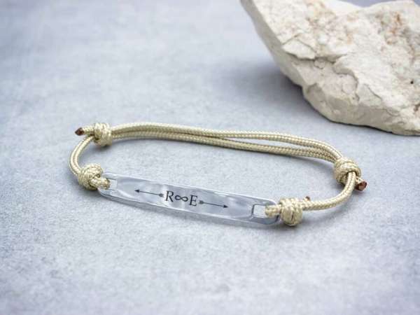 Egyetlen egyedi lapbetétes barna microcord karkötő