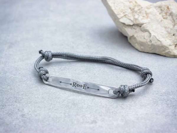 Egyetlen egyedi lapbetétes sötétszürke microcord karkötő