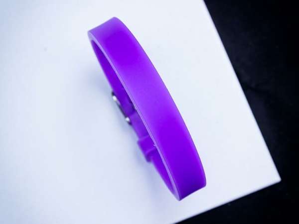 MoMents lila színű szilikon karkötő