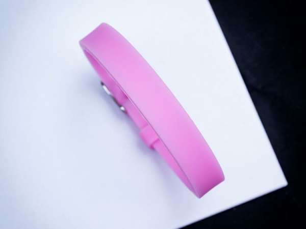 MoMents rózsaszín színű szilikon karkötő