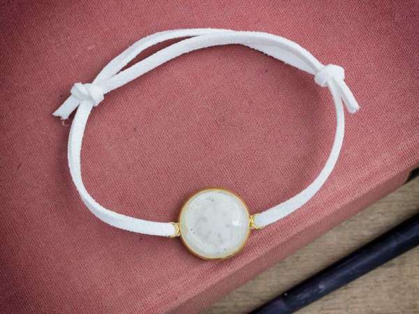 Hó - fehér műgyanta gyerek méretű karkötő