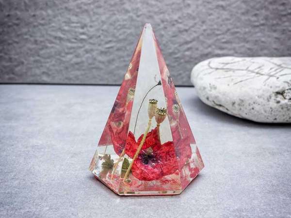 Pipacs műgyanta gúla dísztárgy