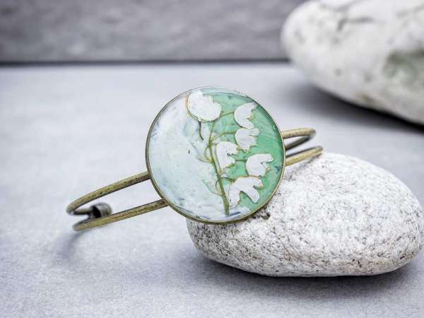 Szeretet gyöngyvirága műgyanta karperec