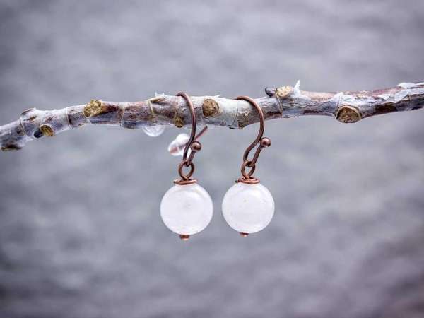 Rózsakvarc lógós réz drót fülbevaló 8mm