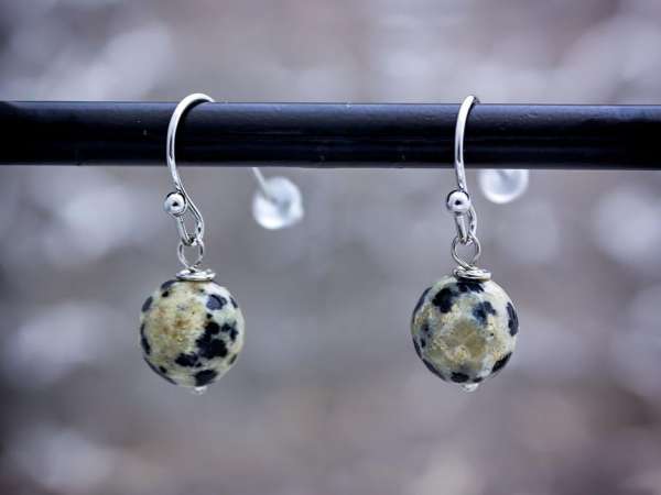 Dalmata jáspis lógós drót fülbevaló 8mm