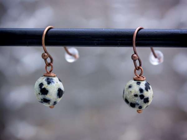 Dalmata jáspis lógós réz drót fülbevaló 8mm
