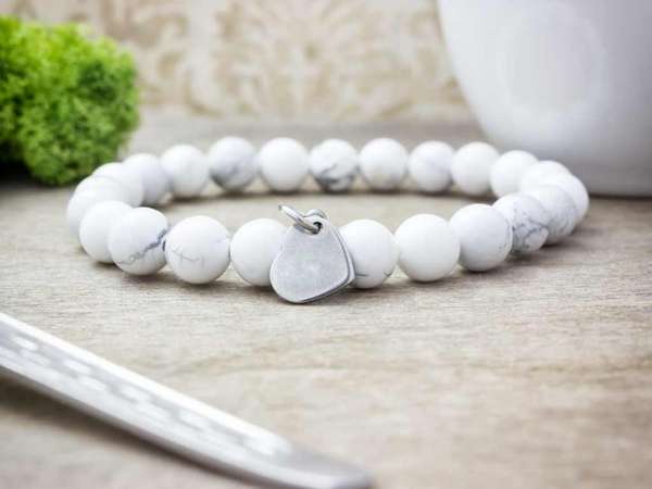 Gravírozható szív acél medálos howlit ásvány karkötő