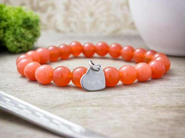 Gravírozható szív acél medálos karneol ásvány karkötő