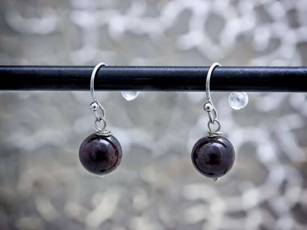 Gránát lógós drót fülbevaló 8mm