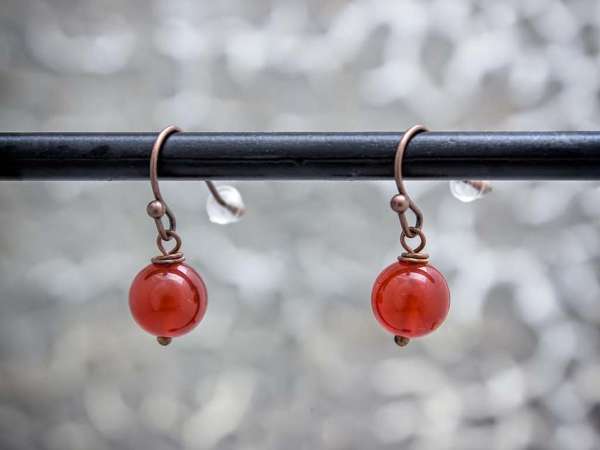 Karneol lógós réz drót fülbevaló 8mm