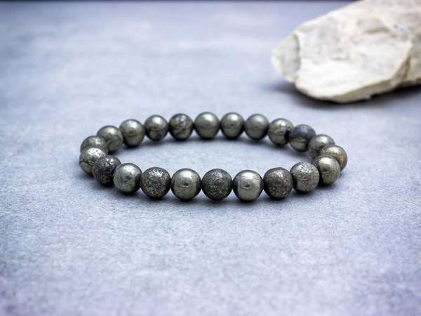 Ébredő erő pirit ásvány karkötő