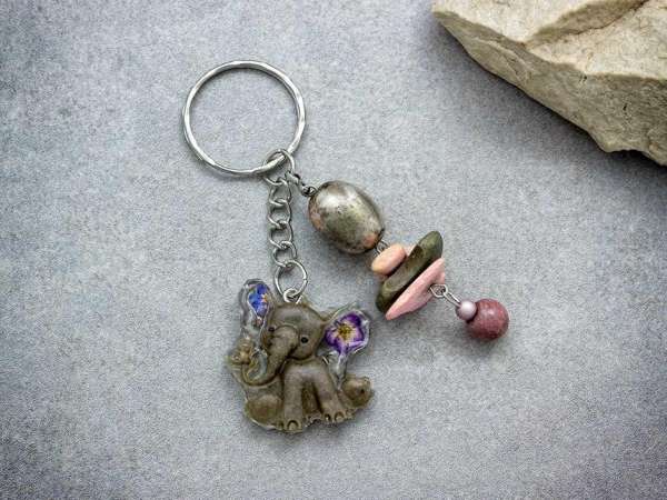 Mézvirágos Fáni műgyanta kulcstartó