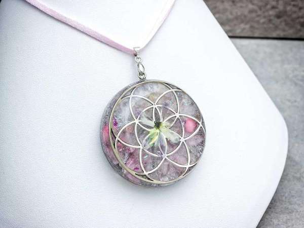 Gondűző rózsa színek orgonit műgyanta nyaklánc