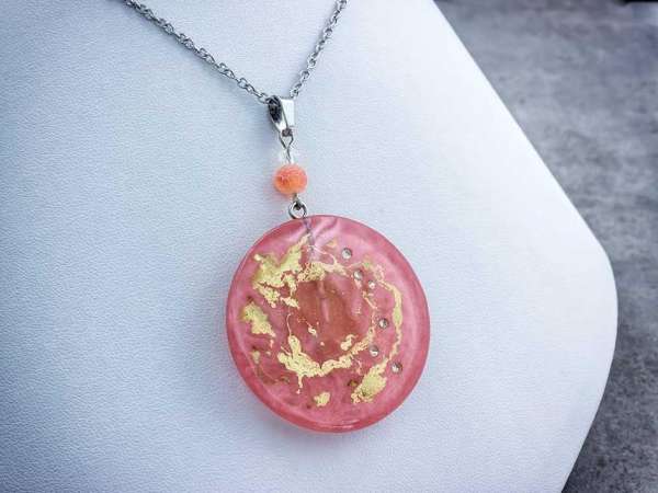 Cseresznyekvarc talizmán műgyanta nyaklánc