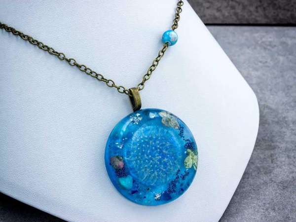 Azúr pitypang ásványokkal műgyanta nyaklánc