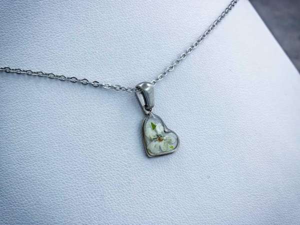 Fehér nefelejcs műgyanta nyaklánc