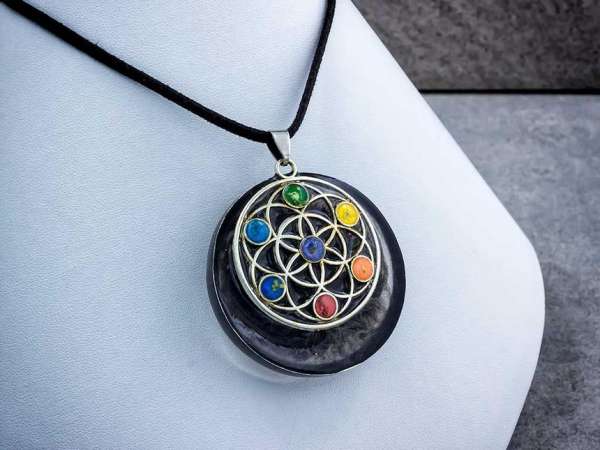 Csakraszínek pitypanggal műgyanta nyaklánc