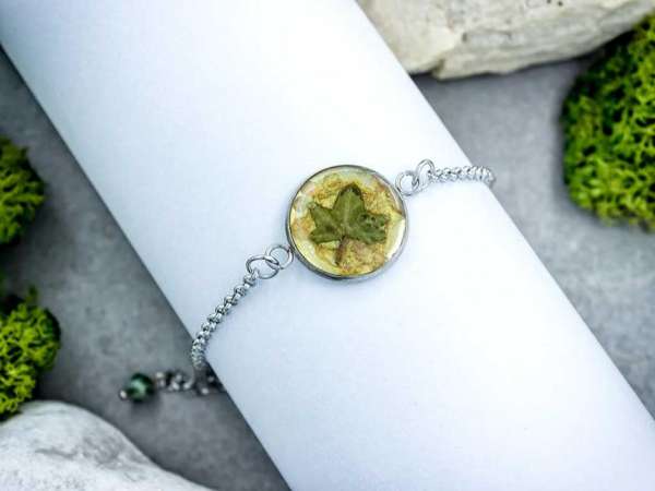 Aranyos borostyán levélke műgyanta acél karkötő