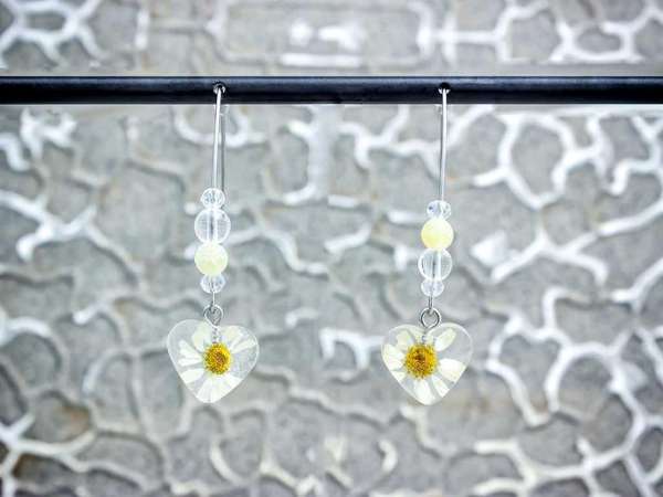 Római kamilla műgyanta beakasztós fülbevaló