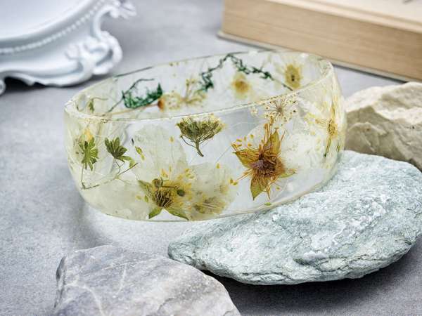 Fehér virágos műgyanta karperec