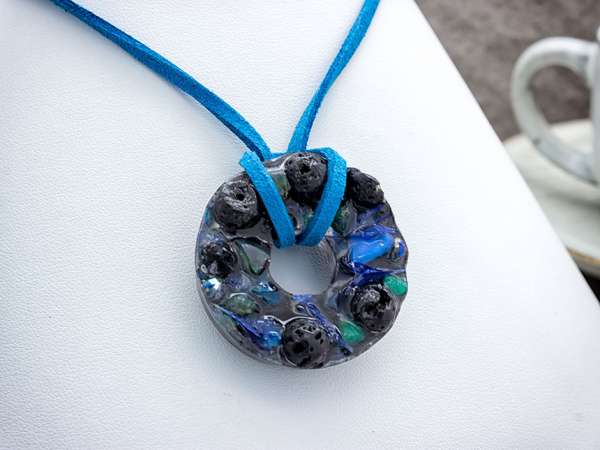 Lávakő és kék achát koszorú műgyanta nyaklánc