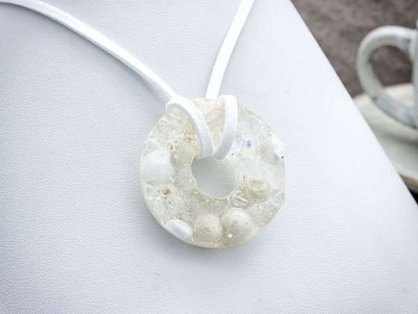 Hegyikristály és tejkvarc koszorú műgyanta nyaklánc