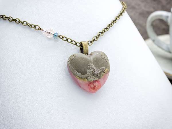 Beton rózsakvarc és szárított virág műgyanta nyaklánc