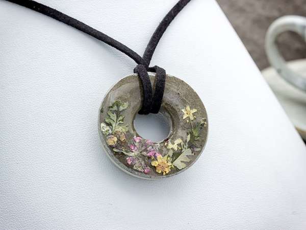 Beton koszorú apró virággal műgyanta nyaklánc