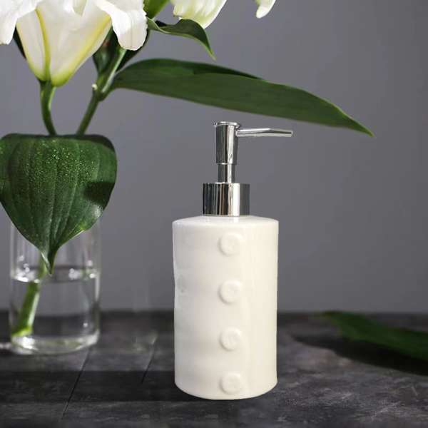 Fehér gomb mintás folyékony szappanadagoló