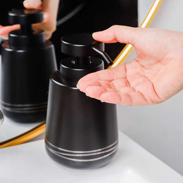 Fekete folyékony szappanadagoló