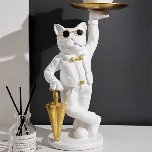 Elegáns kutya kínáló tálcával (kicsi)