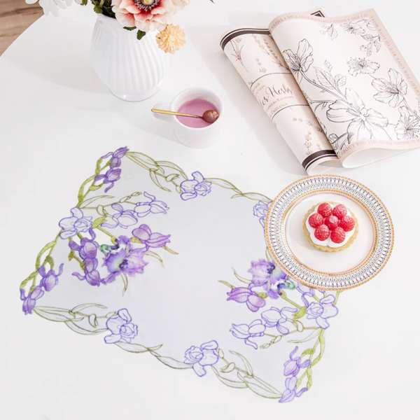 Lila írisz mintás húsvéti tányéralátét