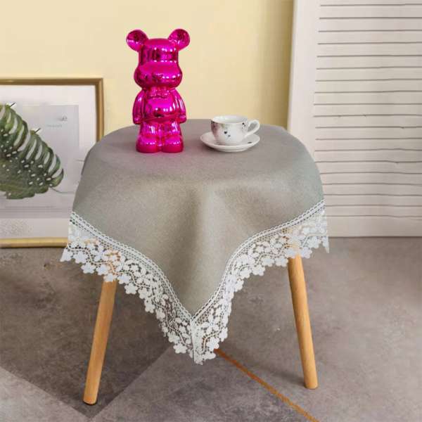 Szürke terítő csipke szegéllyel - 85x85 cm