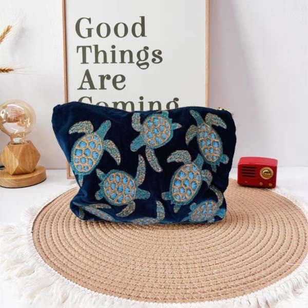 Teknős mintás hímzett neszeszer/táska