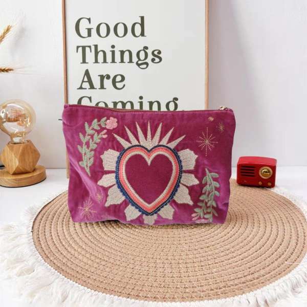 Szivecske mintás hímzett neszeszer/táska