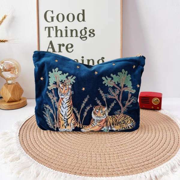 Tigris mintás hímzett neszeszer/táska