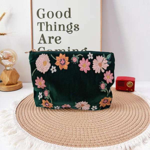 Virágmintás hímzett neszeszer/táska