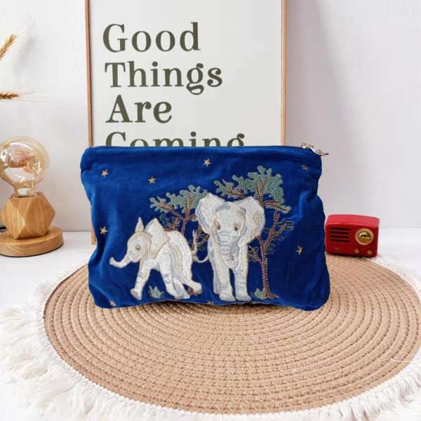 Elefánt mintás hímzett neszeszer/táska