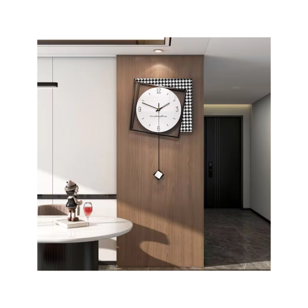 Fekete-fehér kockás ingás falióra