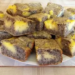 Vanília pudinggal gazdagított mákos bögrés sütemény: egy igazi csemege mákrajongóknak!