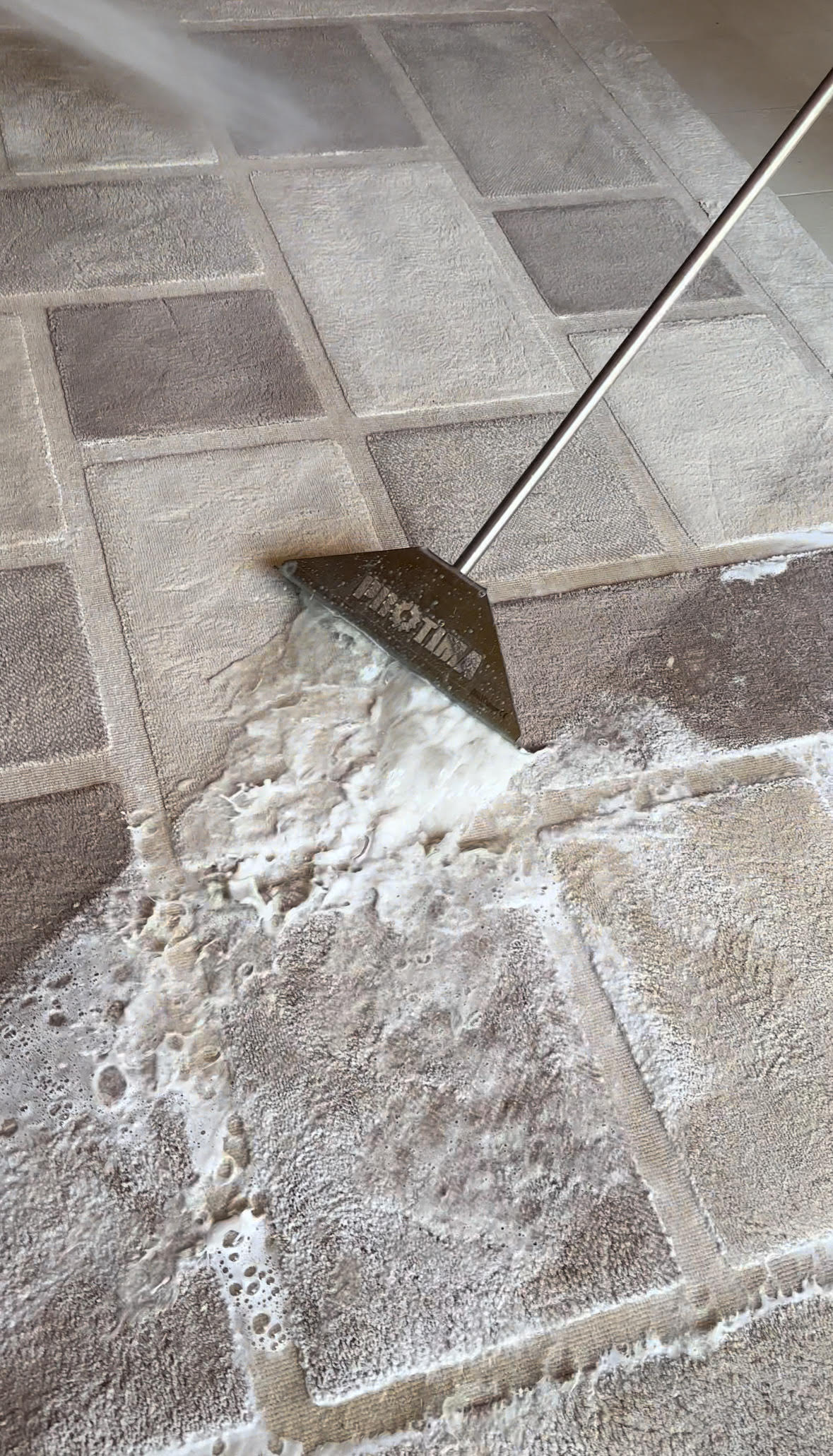 Bemutatjuk hogyan tisztítottunk ki egy erősen szennyezett, koszos, foltos szőnyeget