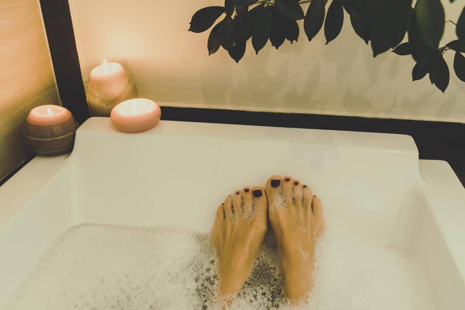 Valóban megszüntetheti a fejfájást, ha forró vízbe áztatjuk a lábunkat?