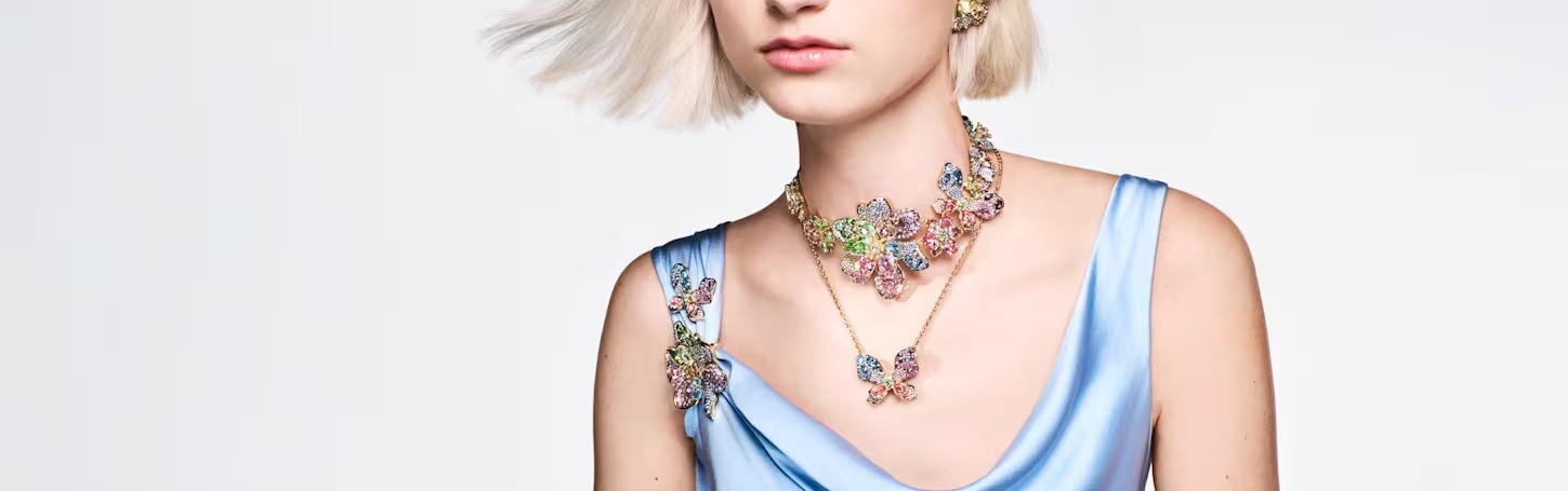 A Swarovski nyaklánc öltöztet